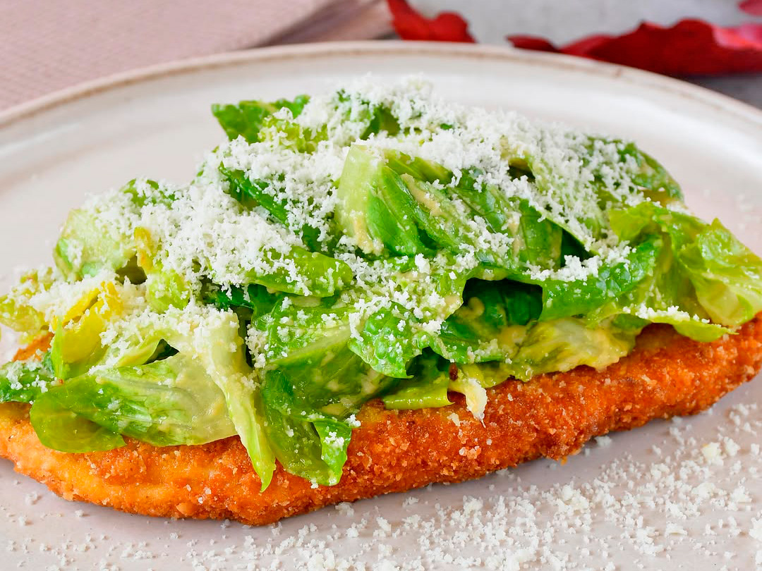 Milanesa césar con lechuga romana Mimaflor por @comidadediez