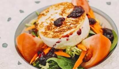 Ensalada Campestre Mimaflor con Queso Dorado y vinagreta de Frutos Rojos